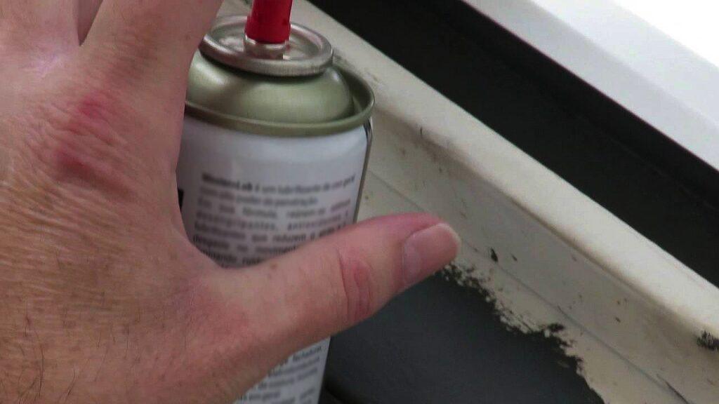 Limpe e lubrifique o portão automático periodicamente
